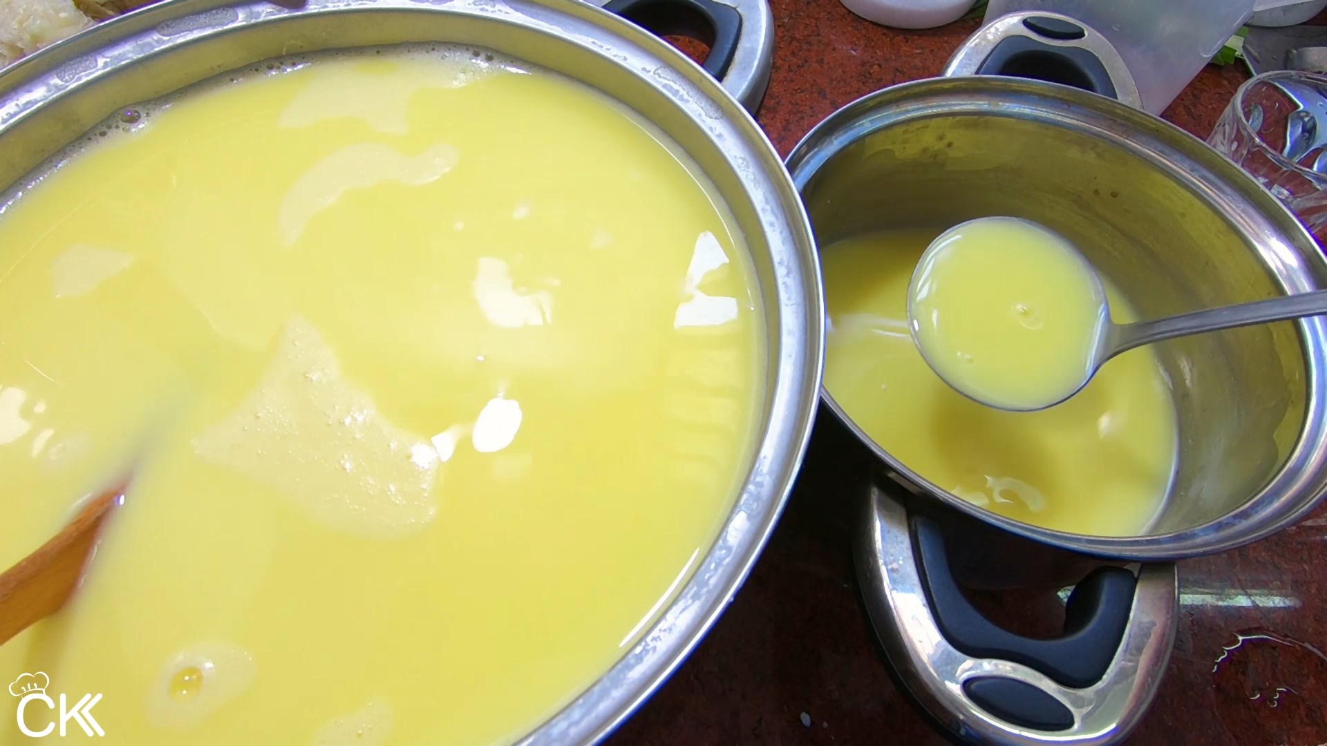  Cho nước bắp vào nồi